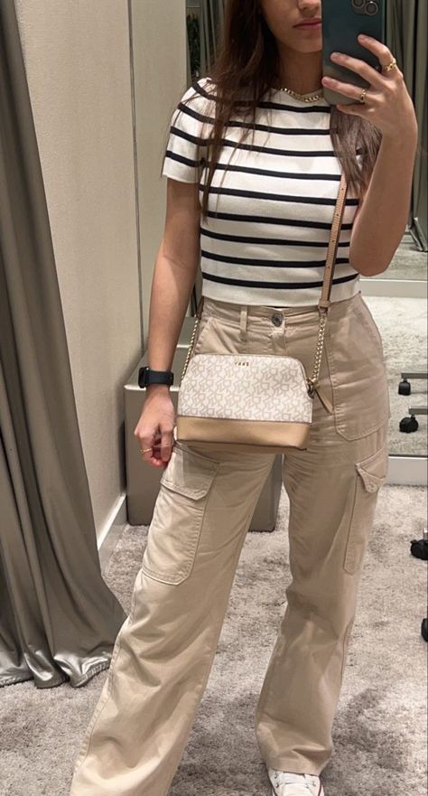 Outfits, Casual, Outfits With Cargo Pants, Cargo Jeans Outfit, Cargo Pants Beige, Cargo Pants Outfits, Beige Cargo Pants Outfit, Cargo Outfit, Cargo Pants Women