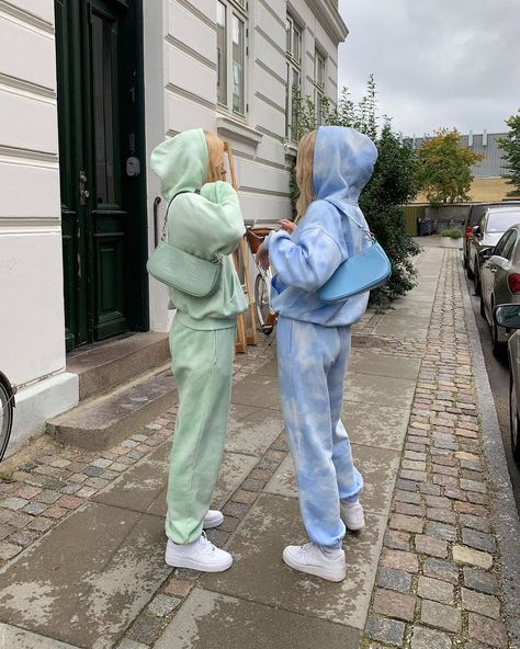 rosemunde by barbara on Instagram: “sweats are live! shop via link in bio 💘” Bff Matching Outfits, Matching Friend, Bff Matching, Matching Outfits Best Friend, Best Friend Poses, Best Friend Outfits, Bff Outfits, Best Friends Shoot, Best Friends Aesthetic