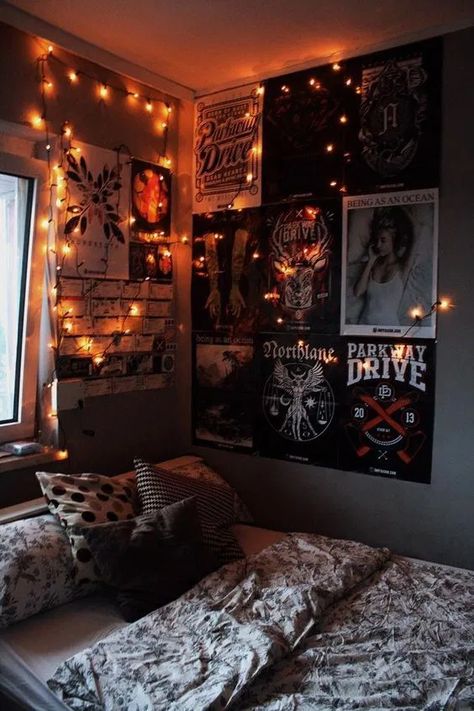 How To Give Your Dorm Room A Gothic Makeover - Society19 Bedroom Vintage, Teen Bedroom Decor, Room Ideas Bedroom, Emo Room Decor, Room Inspiration Bedroom, Room Aesthetic, Teenage Room Decor, Room Inspiration, Indie Room