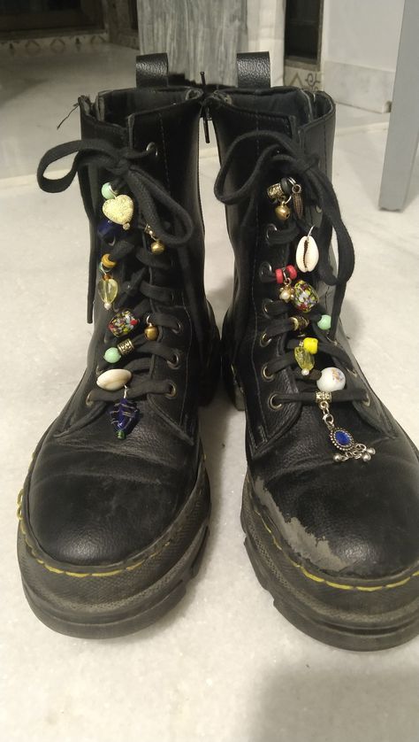 Converse, Punk, Crafts, Upcycling, Boot Accessories, Punk Boots, Punk Shoes, Shoe Lace Bead Ideas, Beaded Shoes Laces