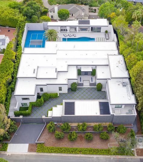 Kylie Jenner Now Lives In A $36 Million Resort Mansion And Here's What It Looks Like Modern House Design, House Design, House Layouts, House Exterior, Mansions Homes, Luxury Homes Dream Houses, Mansion Interior, Modern Mansion, Dream House Exterior