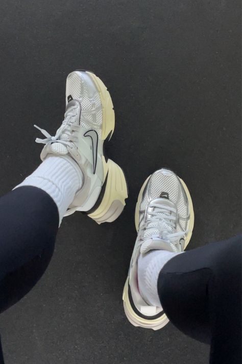 Casual Nike Sneakers, Nike Tc 7900 Outfit Women, It Girl Sneakers 2024, New Balance Shoes Styled, Comfort Sneakers Women, Trendy Workout Shoes, Aesthetic Women Shoes, Street Shoes Women, New York Shoes