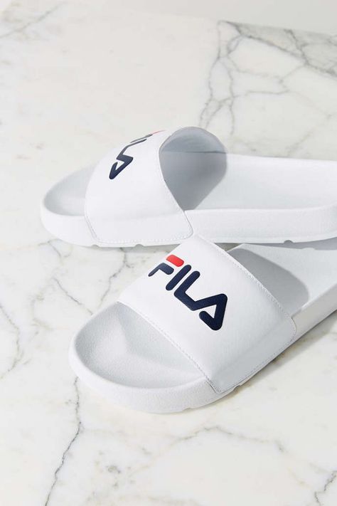 Fit girls will flock to these Fila pool slides that deserve major street cred. Geeks, Fila Slippers, Nike Slippers, Nike Schuhe, Hype Shoes, Slides Sandals, Boots And Sneakers, Cute Sandals, Slides Shoes