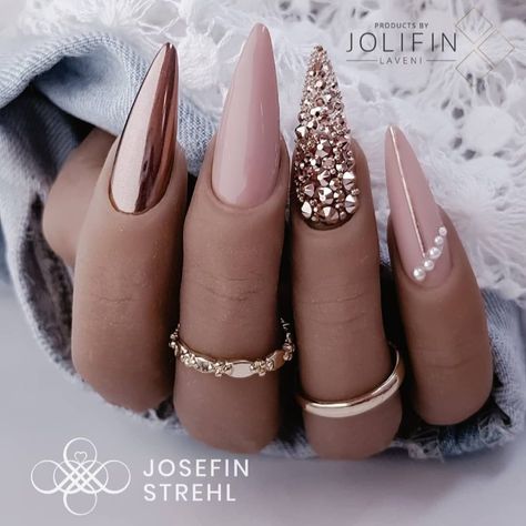30 Stiletto Nail Designs on Black Women That Are Stunning! - Coils and Glory Nail Designs, Bling Nails, Gold Nails, Stiletto Nails Designs, Nails Inspiration, Mauve Nails, Nail Designs Glitter, Gold Nail Designs, Gorgeous Nails