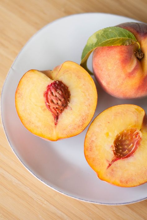 I'll plant my seed in your peach only after I peel it apart eating it. Pretty Fruit, Perfect Peach, Healthy Recipes Easy Snacks, Peach Fruit, Fruit Photography, Beautiful Fruits, Healthy Snacks Easy, Stone Fruit, Fruit And Veg