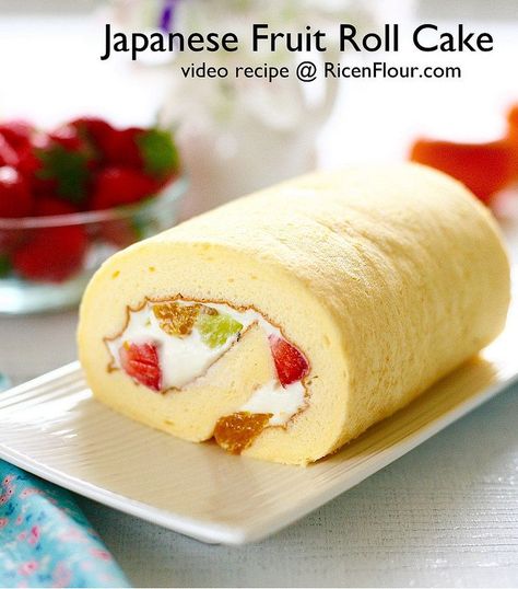 Japanese fruit roll cake - Soft, fluffy, tender and no-crack guaranteed. Recipe with video Dessert, Asian Desserts, Kage, Makanan Dan Minuman, Asian Cake, Yummy, Japanese Cake, Ciasta, Bakken