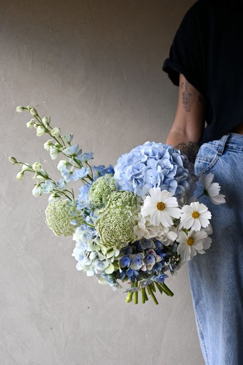 Petit fun bridal bouquet featuring blue hydrangea and cosmos for the modern minimalist bride. Floral, Pink, Prom, Hochzeit, Hoa, Bouqet, White, Aesthetic, Boda
