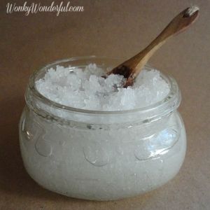 "...1 cup Salt with 1/4 cup Coconut Oil and 1/4 cup Vitamin E Oil... Then add 3-4 drops of Essential Oil for fragrance and stir it up." Homemade Beauty Products, Mac Cosmetics, Scrubs, Homemade Bath Products, Diy Body Scrub, Diy Bath Products, Homemade Scrub, Salt Scrub, Foot Scrub