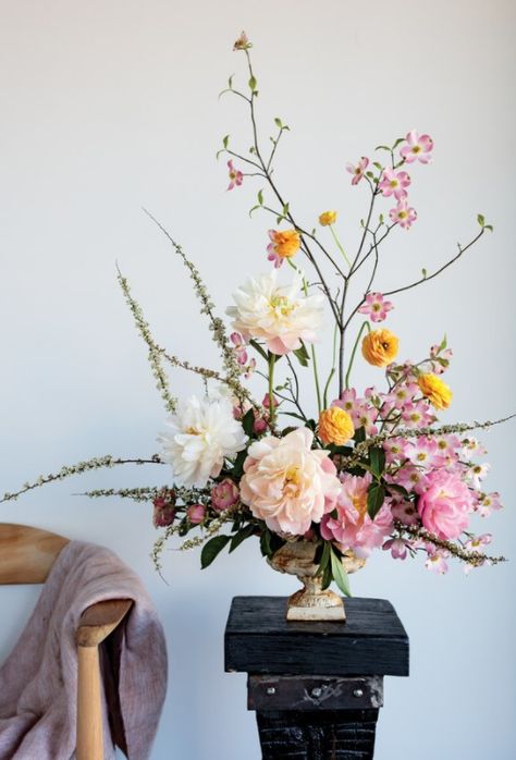 Here's how to make the perfect Spring flower arrangement. Floral Arrangements, Flora, Floral, Spring Flower Arrangements, Spring Floral, Spring Flowers, Spring Flower Arrangements Centerpieces, Flower Arrangements, Flower Arrangements Center Pieces