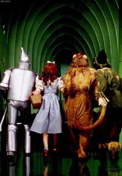 Back view of the wizard of oz characters  wizard of oz Oz Büyücüsü, Film Vintage, Wizard Of Oz 1939, Land Of Oz, I Love Cinema, The Wonderful Wizard Of Oz, Brick Road, Yellow Brick Road, Mia 3
