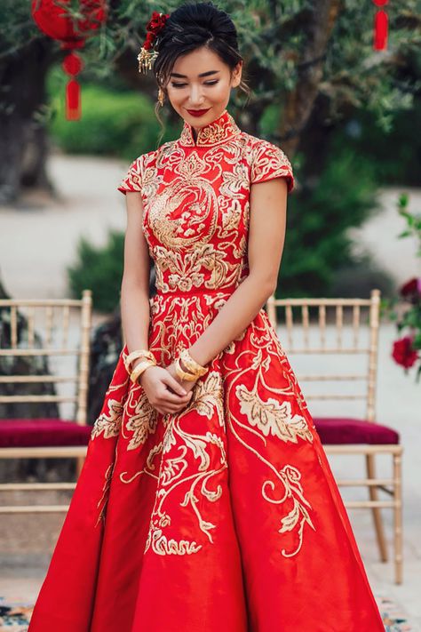 An Absolutely Romantic Chinese & Western Wedding In Spain - Bridal Musings Haute Couture, Chinese Style Wedding Dress, Chinese Wedding Photos, Chinese Wedding Dress Traditional, Chinese Wedding Dress, Chinese Wedding Decor, Traditional Chinese Wedding, Destination Wedding, Traditional Wedding Dresses