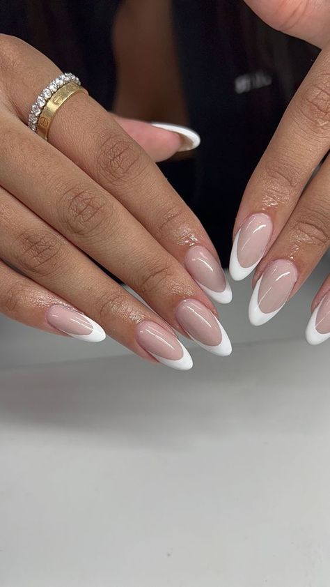 Almond Nails With French Tips. Get the latest nail trend with elegant French-inspired almond-shaped nails. Learn how to achieve this stylish look. Almond Ongles, Trendy Nails, Chic Nails, Classy Nails, Casual Nails, Bling, Nail Inspo, Pretty Nails, Designed Nails