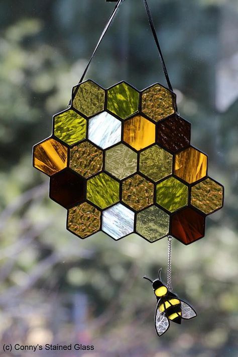 We are always searching for fun bee & beehive decor, cute craft ideas, gift ideas and adorable bee and beehive jewelry that can be enjoyable. Here is an adorable collection of honeycomb stained glass we came across and decided to post on our blog. Art, Kolor, Kunst, Mandala, Sanat, Dieren, Inspo, Art Design, Artesanato