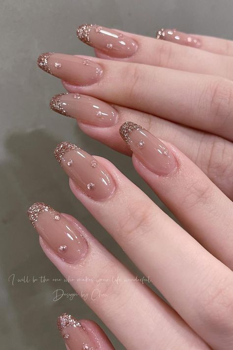 Bold Rose Gold Foil French with Droplets: A captivating nail design featuring a blend of subtle nude tones, radiant rose gold foil, delicate gold droplets, and mesmerizing translucency. Prepare to be entranced by this stunning manicure! 💅🏻 // Photo Credit: Instagram @chew1230 Elegant Touch Nails, Delicate Fall Nails, Elegant Nails Classy French Tips, Elegant Nails, Nude And Rose Gold Nails, Rose Gold French Tip Nails, French Nails Rose Gold, Nude And Gold Nail Designs, Elegant Nails Ideas