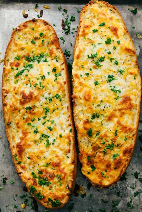 Cheesy garlic bread is so simple to make with loads of cheese and that soft bread on the inside with the crunchy crust on the outside. This is a family favorite for sure! Pizzas, Yemek, Makanan Dan Minuman, Eten, Koken, Mad, Puddings, Inside, Diner