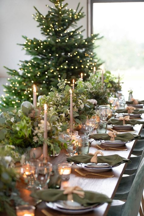 36 Impressive Christmas Table Centerpieces - Decoholic Winter, Decoration, Christmas Decorations, Christmas Dining, Christmas Home, Christmas Table Decorations, Christmas Dinner Table, Christmas Tablescapes, Christmas Dining Table
