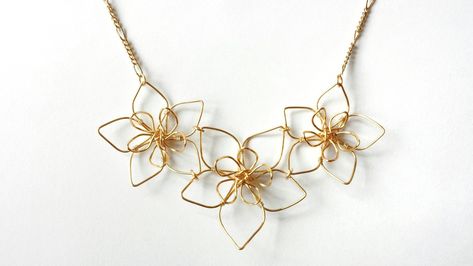 Wire Flower Necklace   •  Free tutorial with pictures on how to make a wire pendant in under 60 minutes Wire Jewellery, Bijoux, Metal, Wire Wrapped Jewellery, Wire Necklace, Wire Wrapped Jewelry, Wire Jewelry, Beaded Rope, Necklace Tutorial