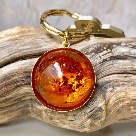 Faux Amber Resin Key Ring: 20 Steps (with Pictures) Diy, Resin, Diy Jewellery, Resin Diy, Resin Crafts, Resin Flowers, Amber Resin, Diy Jewelry, Pendant