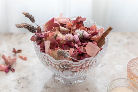 When the garden is winding down for the season, gather faded flowers and make a fragrant potpourri mix to enhance your home. Potpourri, Dried Potpourri, How To Preserve Flowers, Drying Herbs, Diy Flower Wall, Dried Rose Petals, Dried Flowers, Diy Flowers, How To Make Potpourri