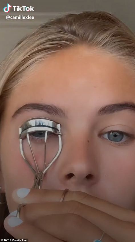 Who needs false lashes?! Beauty guru's smart eyelash hack goes viral | Daily Mail Online Eye Make Up, Life Hacks, Prom, Mascara, Make Up Tips, Eye Makeup, Makeup Guide, Eyelash Growth Serum, Vaseline Eyelashes