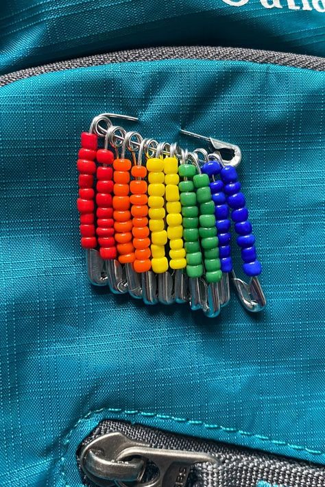 Diy, Bijoux, Backpack Charms Diy, Backpack Charm, Diy Charms, Safety Pin Jewelry, Safety Pin Diy, Beaded Jewelry Diy, Diy Beads