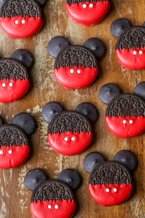 Mickey Mouse OREOS - a simple, cute and tasty treat made with Oreos, candy melts and sprinkles. Great for parties or just for fun! Minnie Mouse, Disney, Mickey Mouse, Yemek, Minnie, Minnie Birthday, Makanan Dan Minuman, Mickey Mouse Cake, Mickey