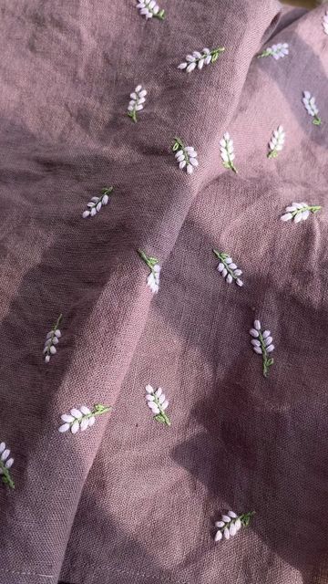 Inspiration, Tela, Embroidery Designs, Linen Fabric, Embroidery On Kurtis, Embroidered, Handmade Embroidery Designs, Hand Embroidered Flowers, Embroidery Fabric