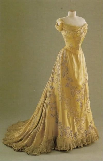 1903, house of worth...if that isn't a real life version of Belle's dress from Beauty and the Beast, then I am the Tooth Fairy Victorian Dress, Victorian Fashion, Antique Dress, Old Dresses, Historical Dresses, Vintage Gowns, Vintage Dresses, Historical Clothing, Historical Fashion