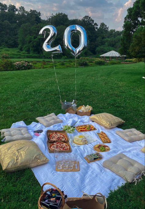 Ramadan, Picnic Date, Birthday Photoshoot, Cute Date Ideas, Picnic Birthday, Picnic, Birthday Photos, Birthday Pictures, Picnic Party