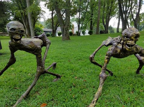 How to build a zombie creeper. Scary Halloween, Spooky Halloween, Halloween Prop, Halloween, Home-made Halloween, Scary Halloween Decorations Outdoor, Scary Halloween Decorations Diy, Scary Halloween Decorations, Creepy Halloween Decorations