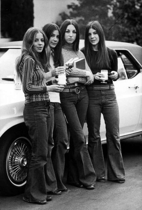 1970: Four high school girls wearing Landlubber jeans, an ultra-popular brand in the '70s. Photo: Getty Images Outfits, Fashion, Style, Ikon, Styl, Girl, Moda, Fotografie, Babe