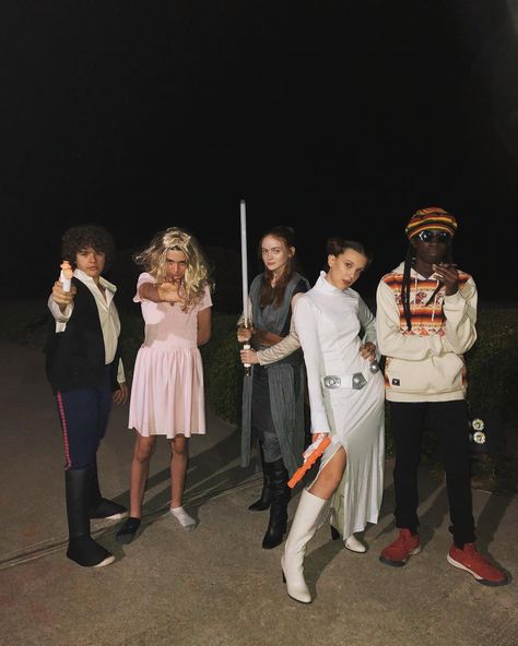 The Stranger Things Kids Are Turning Us Upside Down With Their Halloween Costumes Celebrities, Bobby, Fotos, Bobby Brown, Moda, Meme, Lol, Shadowhunters, Yaaas