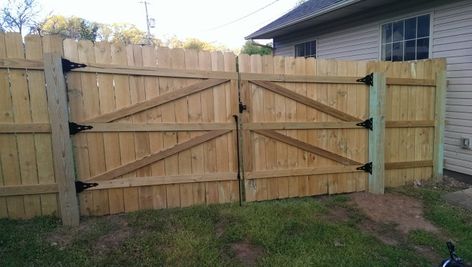 How to Build a 6' Privacy Fence - Did It Myself Outdoor, Gardening, Fence Doors, Diy Privacy Fence, Split Rail Fence, Cheap Fence, Building A Fence Gate, Fence Gates, Wood Fence Gates