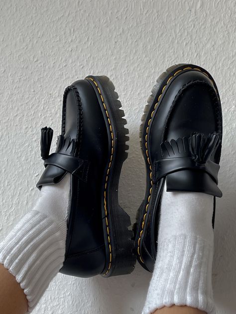 #drmartens #drmartenstyle #loafers #loafershoesoutfit #preppysummeroutfits Doc Martens, Outfits, Dr Martens Loafers Outfit, Dr Martens Loafers, Doc Martens Loafers, Doc Martens Oxfords, Loafer Socks, Chunky Oxfords Outfit, Loafer Shoes