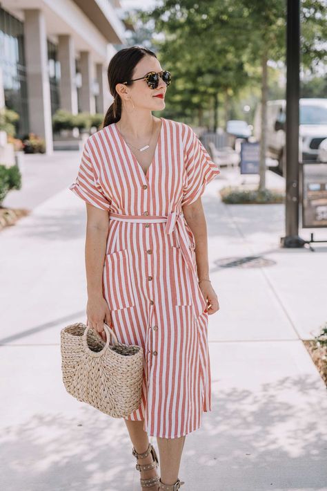 Simple and elevated red, white and blue women's outfits for the 4th of July parties. Try these casual yet stylish outfits for an Americana look. #mystylevita #4thofjuly #over40 Outfits, Skirt Outfits, Casual, Casual Summer Dresses, Casual Dresses, Striped Dress Outfit, Stripped Outfit, Stylish Outfits, Clothes For Women
