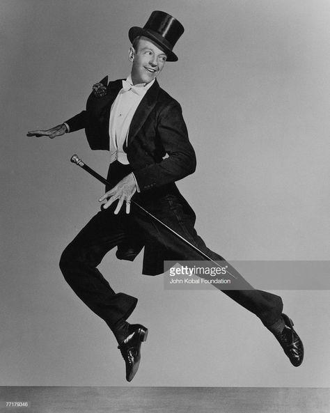 American actor and dancer Fred Astaire (1899 - 1987), mid leap, circa 1935. John Wayne, Gene Kelly, Fred, Fred And Ginger, Fred Astaire Dancing, Fred Astaire Dance Studio, Shall We Dance, Met Ball, Dancer