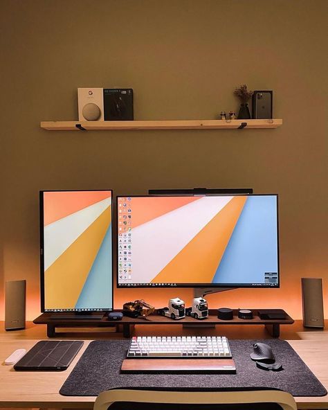 Explore the art of a calm desk setup: from soothing color palettes to strategic lighting. Discover how relaxing workspace can boost your productivity! Inspiration, Interior, Decoration, Design, Ups, Setup, Dekorasi Rumah, Pc Setup, Studio Setup
