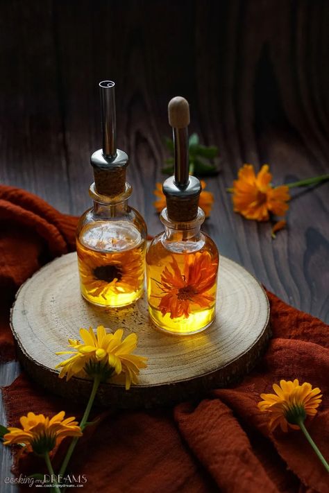 Tips to learn how to grow Calendula flowers in a pot or in your garden and the best way to dry them. Fill a jar with your homemade dried Calendula flowers and use them for infused tea or flavored olive oil full of health benefits.