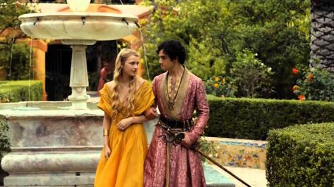 The Water Gardens of Dorne stand out for their color. Dorne is filmed in Real Alcázar in Seville, Spain Films, Game Of Thrones, Real Life, Beautiful, Historical Clothing, Aesthetic Dress, Film, Greek Myths, King In The North