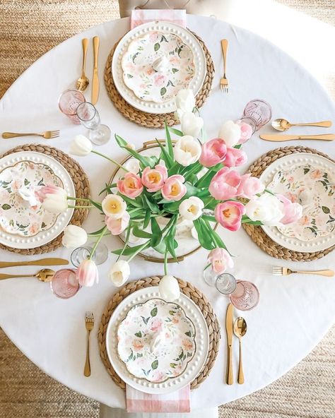 Southern lifestyle blogger Stephanie Ziajka shares some Easter table setting ideas on Diary of a Debutante Vintage, Home Décor, Decoration, Easter Table Settings, Spring Table Decor, Easter Table, Table Decorations, Easter Decorations, White Table Cloth