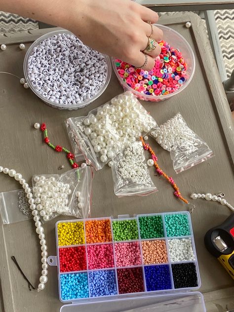 Beaded Bracelets Making, Making Beads Bracelets, Making Jewellery Aesthetic, Beads Bracelet Making, Make A Necklace, Crafts With Pearls, Make Beaded Bracelets, Bead Bracelet Making, Bracelet Making Beads