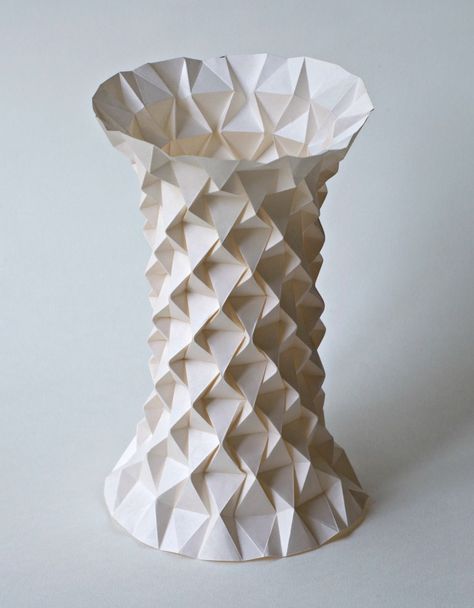 Created by Ilan Garibi and Ofir Zucker. Blogged: www.allthingspaper.net/2013/07/ilan-garibi-tessellated-or... Diy, Origami, Paper Folding, Vase Shapes, Paper Vase, Origami Home Decor, Paper Structure, Vase Design, Paper Sculptures