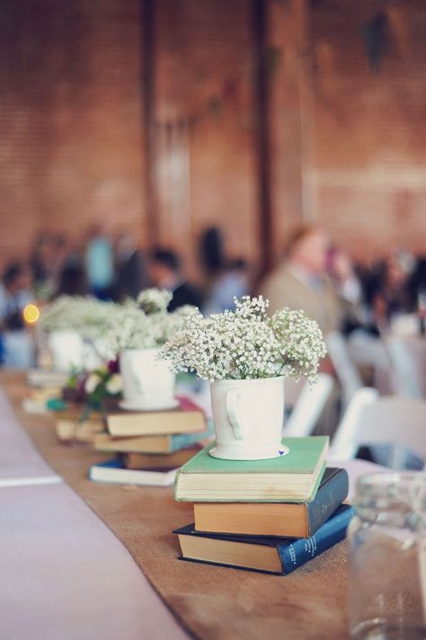 I Love the use of books, coffee mugs, and baby's breath... love this look on the long table! Decoration, Vintage, Book Centerpieces, Book Party, Book Wedding Centerpieces, Anthropologie Wedding, Vintage Graduation, Vintage Graduation Party, Wedding Book