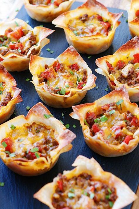 These fun Crunchy Taco Cups are made in a muffin tin with wonton wrappers!  Great for a taco party/bar. Everyone can add their own ingredients and toppings! Crunchy, delicious, and fun to eat! Snacks, Appetiser Recipes, Appetisers, Muffin, Brunch, Pasta, Wonton Tacos, Yummy Appetizers, Appetizer Snacks