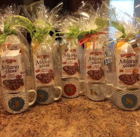 Homemade Gifts, Gift Ideas, Gift Baskets, Small Gifts For Coworkers, Gifts For Coworkers, Coworker Christmas Gifts, Employee Christmas Gifts, Gifties, Christmas Gifts For Coworkers