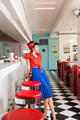 Handsome rockabilly pin up waitress in vintage cafe. Pin Up, 1950s, Rockabilly, Vintage Fashion, Rockabilly Fashion, Rockabilly Pin Up, Vintage Pinup, Rockabilly Dress, Rockabilly Girl