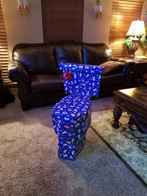 Every year I try to disguise my sister's Christmas present. This year I think I went a little too far... | LolSnaps.com Natal, Prank Gifts, Funny Presents, Funny Wedding Pictures, Funny Photoshop, Untitled, Photoshoot Ideas, Jul, Sister Christmas