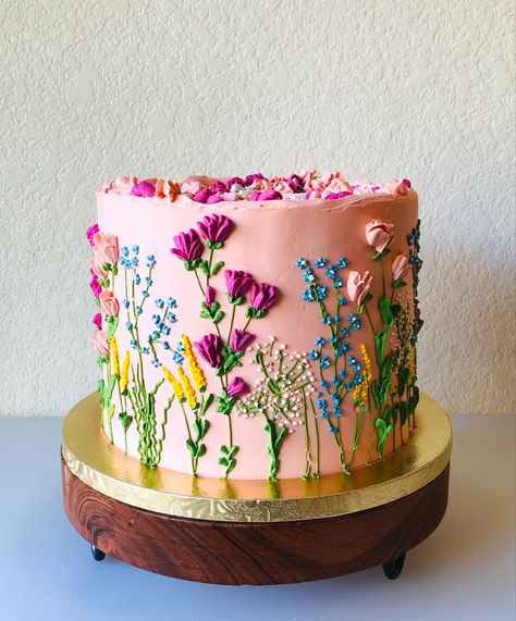 Pink cake with wildflower design Dessert, Cake, Floral Cake Birthday, Floral Cake, Wildflower Cake, Floral Cake Design, Flower Cake, Cake Flowers, Flower Cake Design