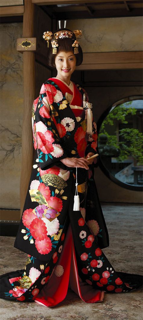 Wearing contemporary wedding kimono (uchikake).  Japan.  Image via Pinterest Kimonos, Harajuku, Kyoto, Japan Fashion, Japanese Traditional Dress, Japanese Outfits, Japanese Kimono, Kimono Japan, Japanese Wedding Dress