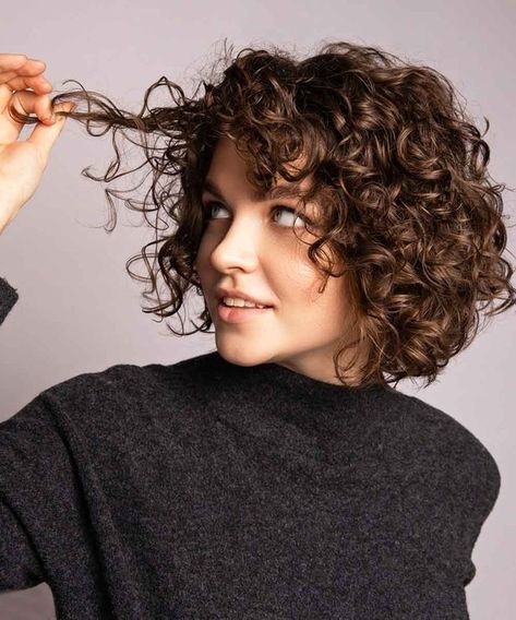 Discover Short Curly Haircuts 2024 - Round Face, Medium Texture, Korean Styles, and More! Long Curly Hair, Capelli, Bob Haircut Curly, Curly, Wavy Haircuts, Short Curly Haircuts, Haar, Short Wavy Haircuts, Curly Hair Cuts